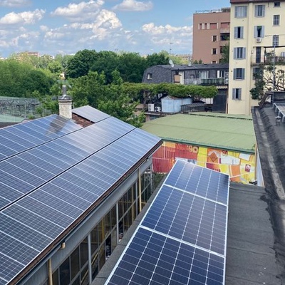 E luce fu… Connesso alla rete l’impianto fotovoltaico di Radio Popolare