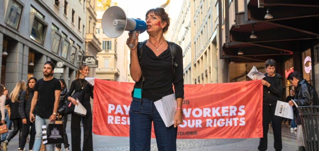 Deborah Lucchetti, coautrice di La moda è potere, a una manifestazione contro la fast fashion della campagna Abiti Puliti