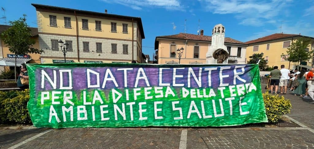 Uno striscione in una manifestazione contro la costruzione di un datacenter in Italia - Movimento no datacenter